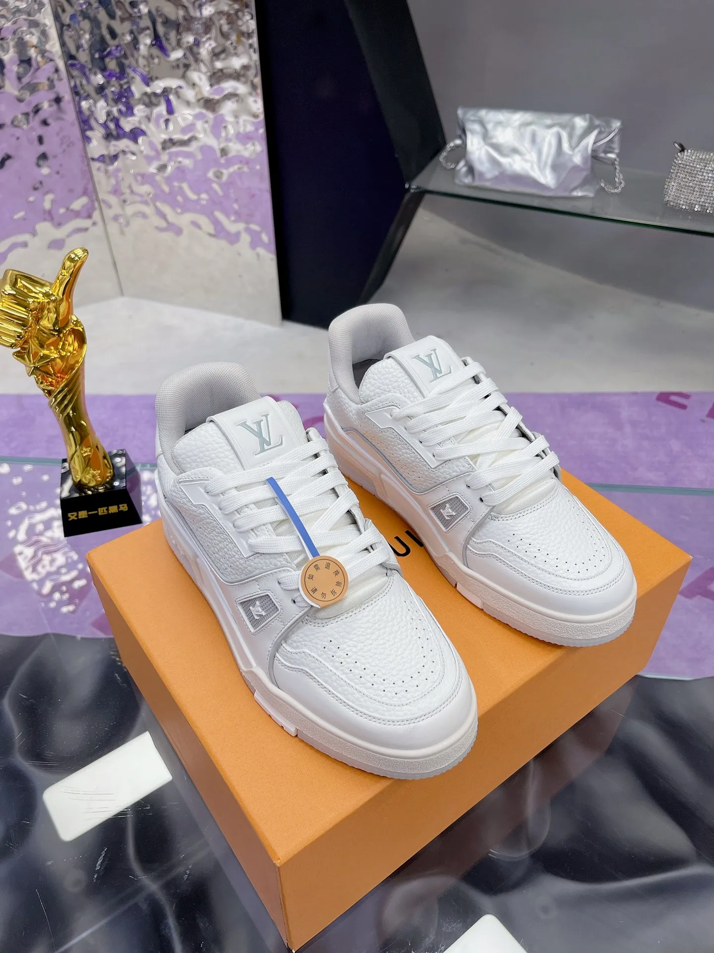 👟👟Ex-factory price 840👟👟 Original development, quality shipping, welcome to compare ❥❥❥❥❥❥LV Trainer Maxi sneakers series LV Trainer Maxi sneakers introduce the loose silhouette of the ready-to-wear series into the LV Trainer sneaker design written by Virgil Abloh, making an eye-catching appearance at the 2024 spring and summer men's wear show. The cow leather upper is combined with rough fabric laces, and colorful beading highlights the brand's classic elements. LV letters mark the tongue and Monogram floral outsole. Mixed materials Made of first-layer cowhide, wrapped in imported custom-printed denim, thick shoelace design, large Monogram print on the side, "lv 54" badges on the tongue and heel, rubber outsole decorated with Monogram flowers, mesh lining and cotton feet, the comfort is as extreme as ever, premium heritage, quality first, worth owning! Size: 35-40 for women, 39-44 for men (45 is custom-made and cannot be returned or exchanged) ♡Full set of packaging with original gift box